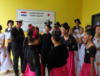 Los niños agradecen a la Embajadora por la donación