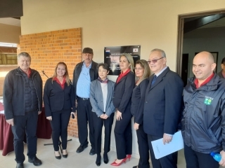 Foto con el personal de salud y funcionarios