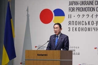 Primer Ministro Kishida dirigiendose al público