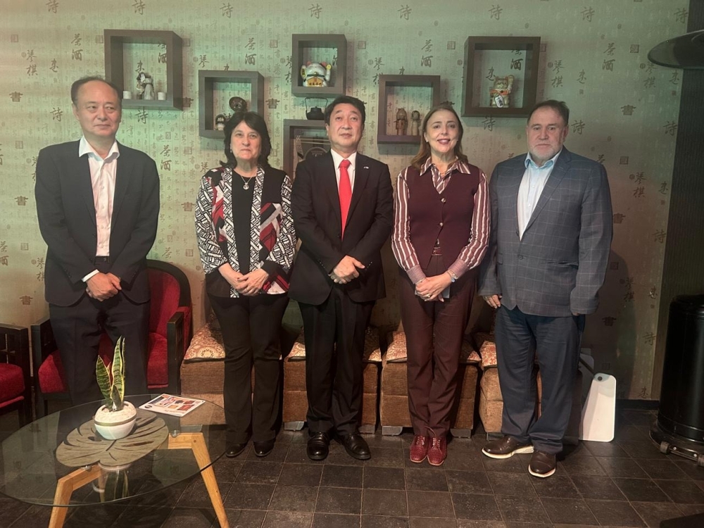 日本語本文】 　10月7日、板垣大使は、ナディア・チェラニウック　エンカルナシオン自治大学学長と教育問題、パラグアイへの外国人移住、文化活動について意見交換しました。