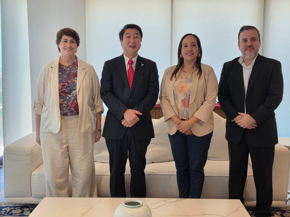 Encuentro del Embajador ITAGAKI con los directivos del Centro Paraguayo Japonés