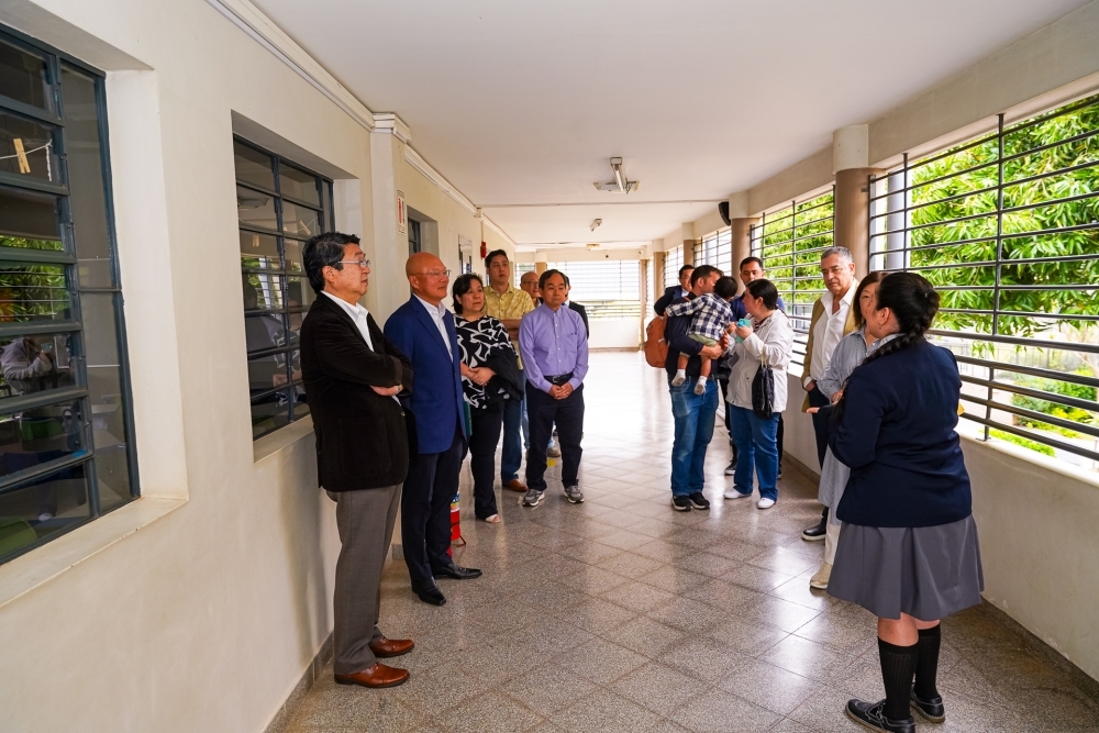 Visita del Embajador ITAGAKI al Colegio Japonés-Paraguayo