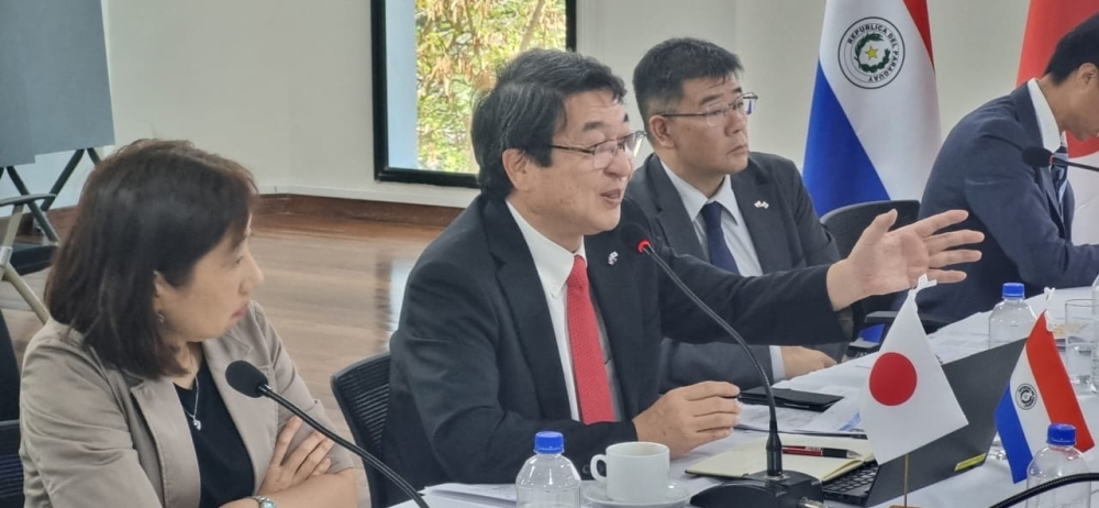 11月4日、アスンシオン市で、日本とパラグアイ両政府による「経済協力政策協議」が開催され、パラグアイ側からはゴンサレス経済財務副大臣をはじめ、外務省、国税歳入庁などが、日本側からは、板垣日本国大使や高畠JICAパラグアイ所長らが出席しました。 同協議は、我が国のODA政策とパラグアイの開発政策について互いに理解を含め、今後のさらなる連携強化に繋げることを目的としています。今回の協議では、パラグアイ側より「国家開発計画2050（PND2050）」をはじめ、様々な分野における政策について説明があり、日本側からは開発協力大綱や国別開発協力方針、今後の事業展開計画について説明し、意見交換を行いました。 また、官民合同の拡大会合が開かれ、IDB（米州開発銀行）、在パラグアイ日本商工会議所、AEP（パラグアイ宇宙庁）などが参加し、再生可能エネルギーや産業振興など、さまざまなテーマで意見交換が行われました。 今回の対話を通じて、両国は今後の協力関係をさらに強化していくことを確認しました。