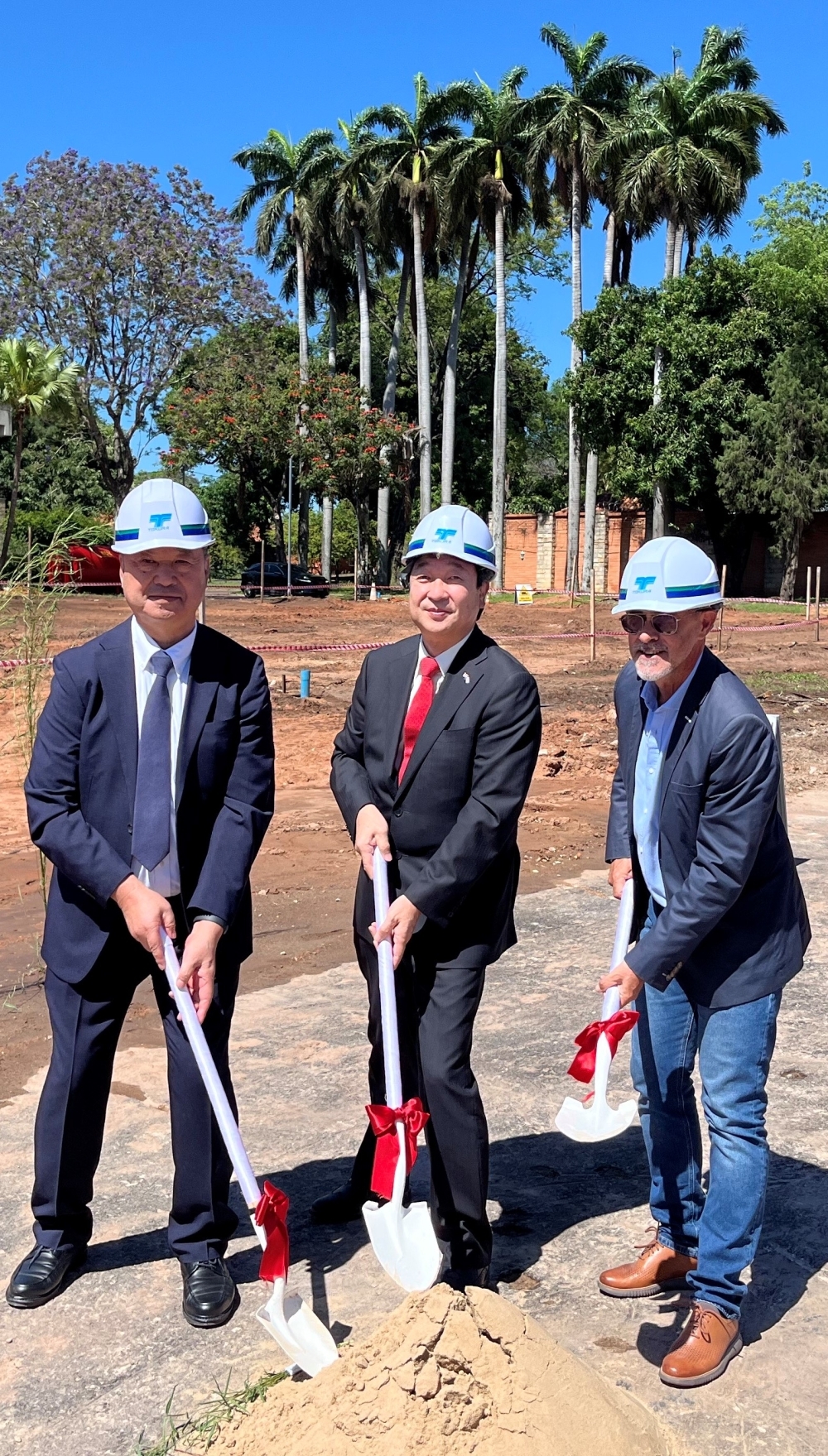 Asistencia del Embajador ITAGAKI al acto de colocación de la primera piedra de la construcción de la Embajada de Japón y de la Residencia Oficial del Embajador