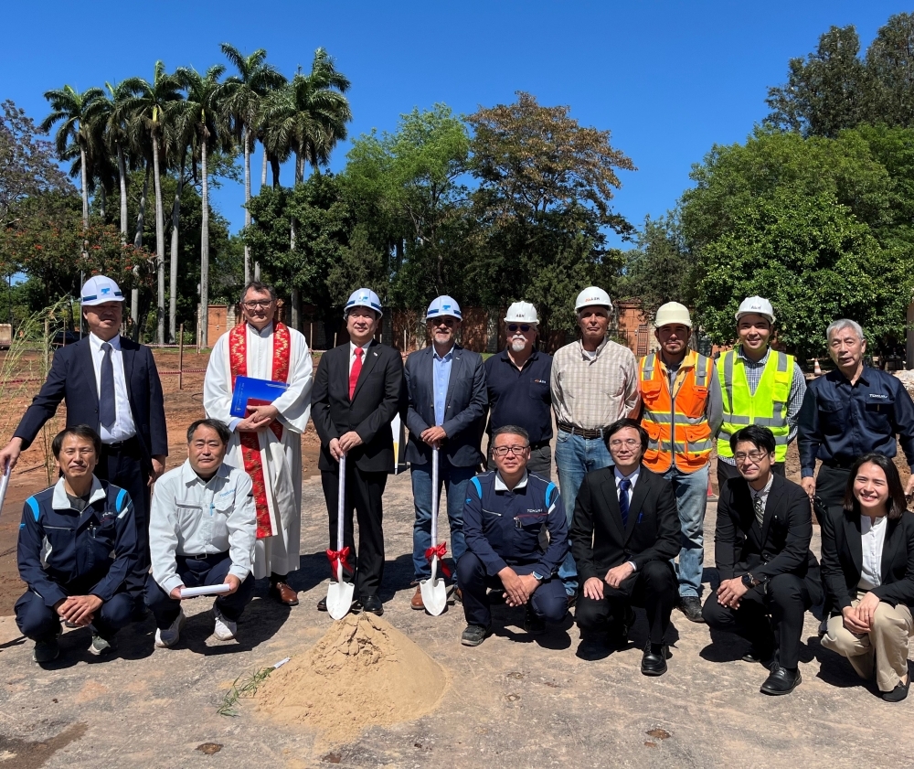 Asistencia del Embajador ITAGAKI al acto de colocación de la primera piedra de la construcción de la Embajada de Japón y de la Residencia Oficial del Embajador