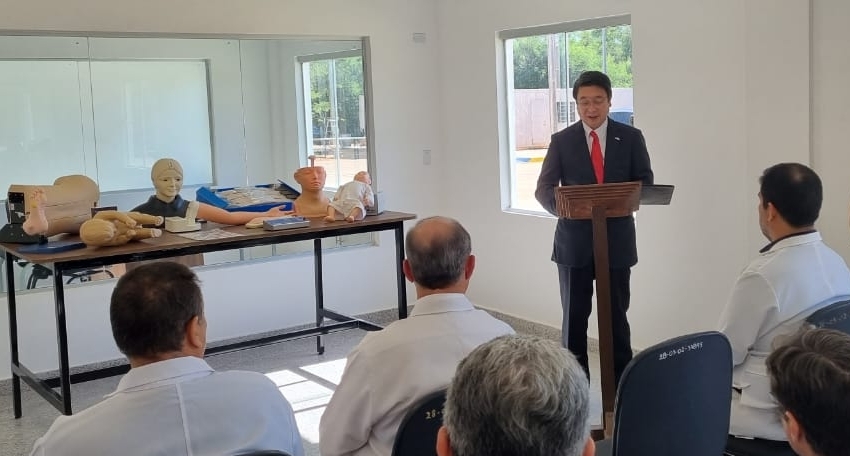 板垣大使によるアスンシオン国立大学医学部付属病院への医療教育用シュミレーター機器の引渡