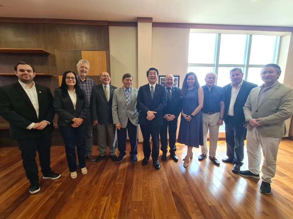 板垣大使のパラグアイ・ドイツ大学及びパラグアイ生産性・品質センター訪問