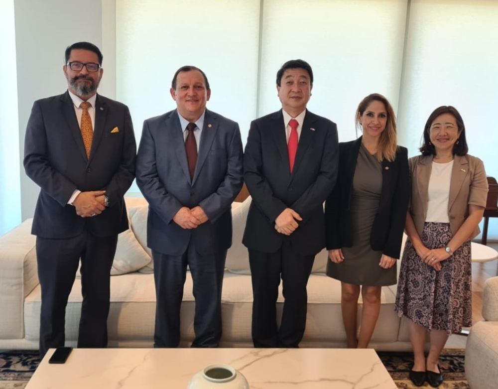 Encuentro del Embajador ITAGAKI, con el Gral. Div. Aer. (R) Osvaldo Almirón Riveros, Ministro Presidente de la Agencia Espacial del Paraguay.