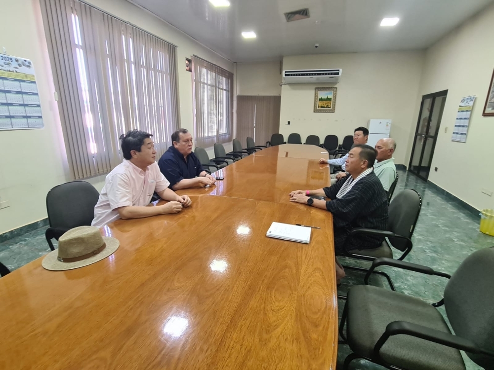 Acompañamiento del Embajador ITAGAKI en la reunión entre el Ministro Presidente de la Agencia Espacial del Paraguay y la Cooperativa Yguazú Agrícola Ltda.