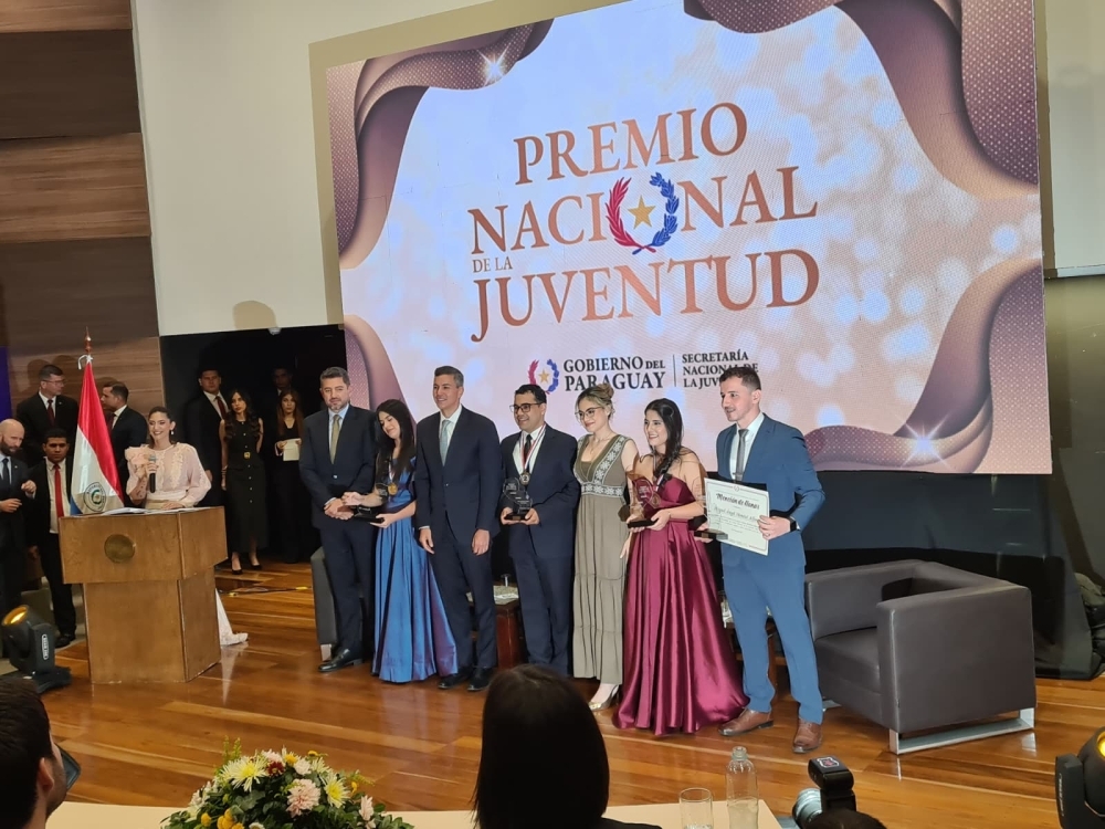 板垣大使の青少年賞授与式出席