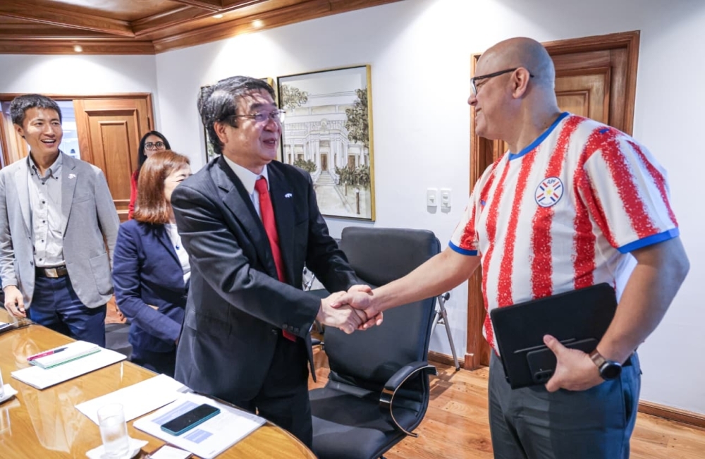Visita de cortesía del Embajador ITAGAKI al Ministro de Economía y Finanzas, S.E. Eco. Oscar Lovera　