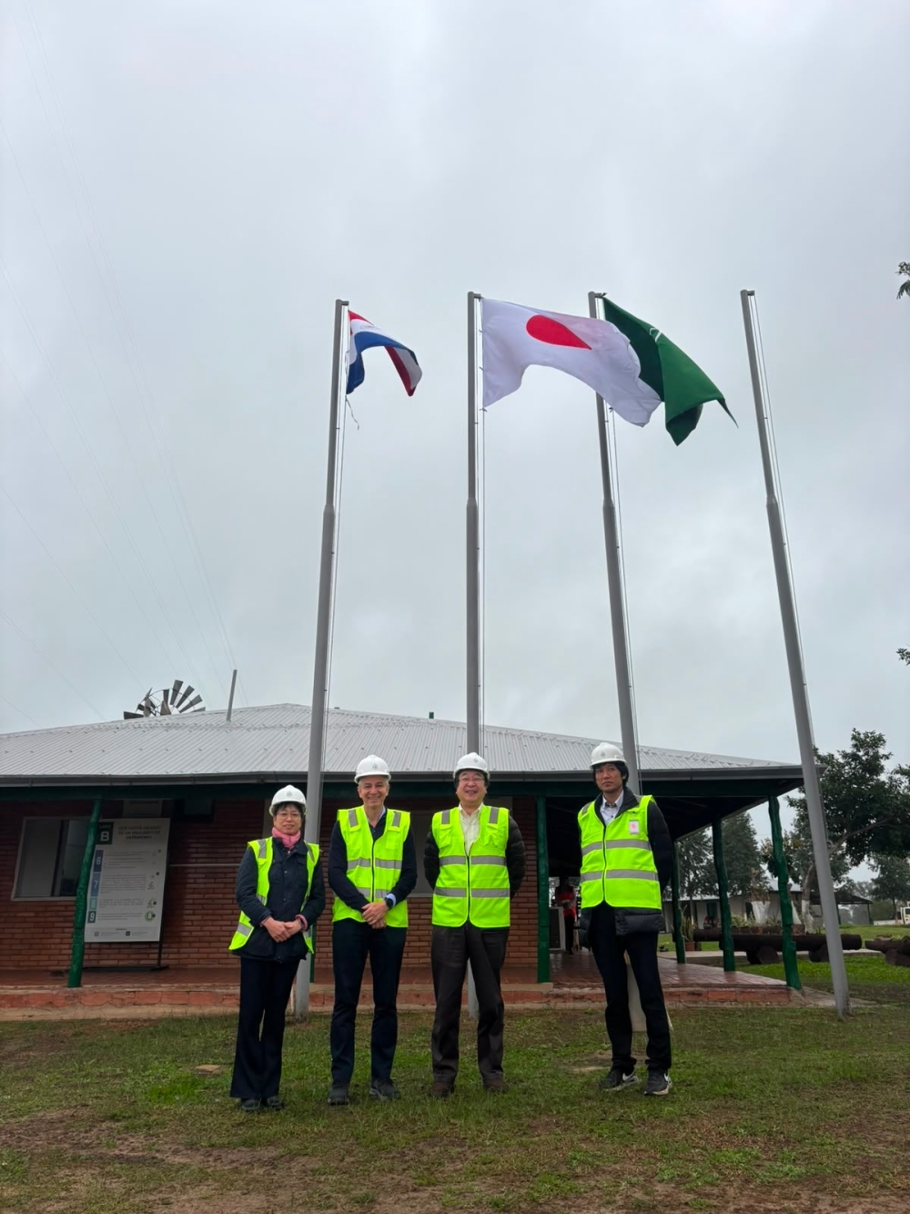 Visita del Embajador ITAGAKI al sitio previsto para la Planta de Celulosa de PARACEL