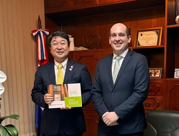 板垣大使のイリオウ・シルベロ衛生監視局（DINAVISA）局長訪問