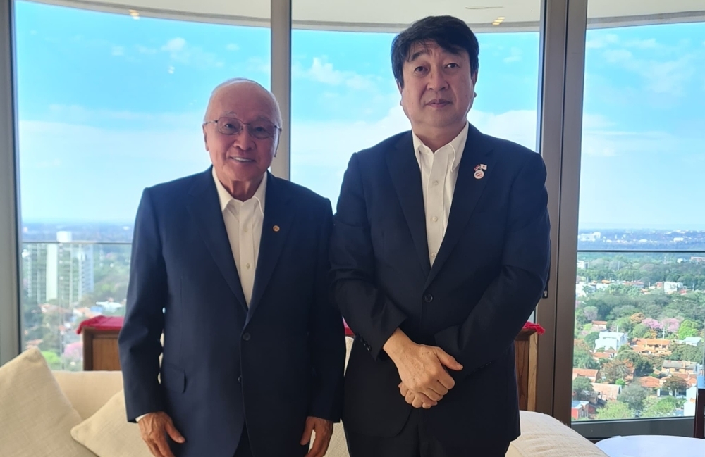板垣大使のナオユキ・トヨトシ元駐日パラグアイ大使との会合
