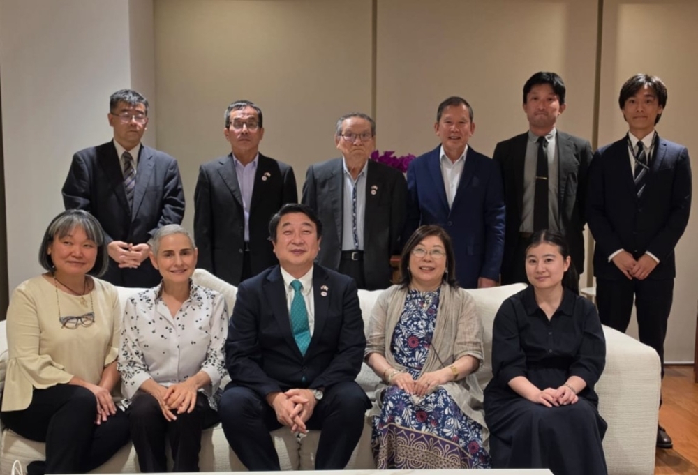 板垣大使とパラグアイにおける日系社会代表との意見交換